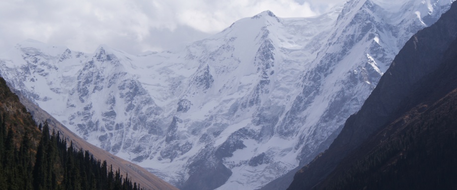 Пёстрые горы, спрятавшиеся от солнца 