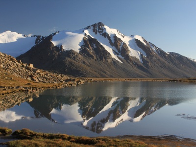 Trekking to the valley of mountainous lakes